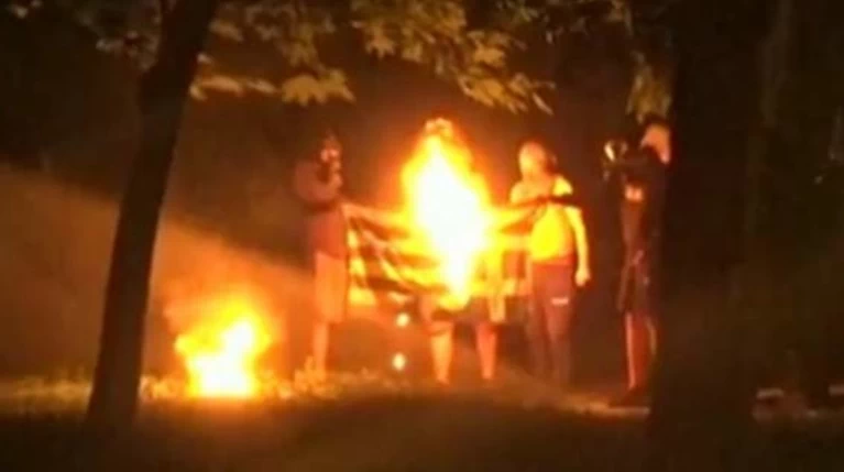Ακόμη ...ψάχνονται οι αρχές για το αν κάηκε η σημαία από αναρχικούς