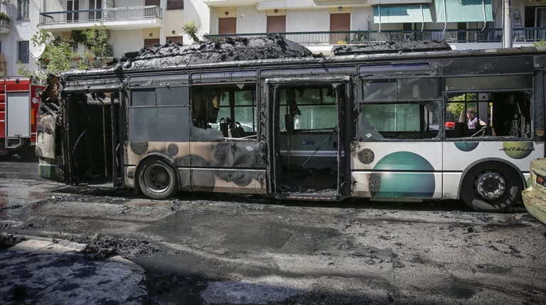 Στις φλόγες τυλίχθηκε αστικό λεωφορείο στα Κάτω Πατήσια -φωτό