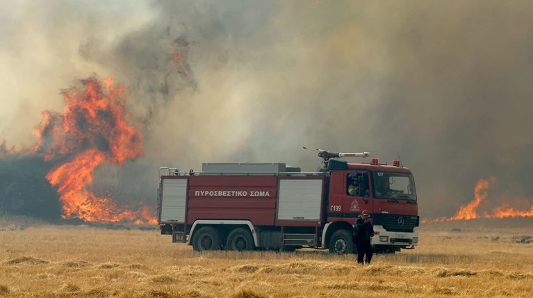 Πυρκαγιά κοντά σε στρατόπεδο με καύσιμα στη Βοιωτία