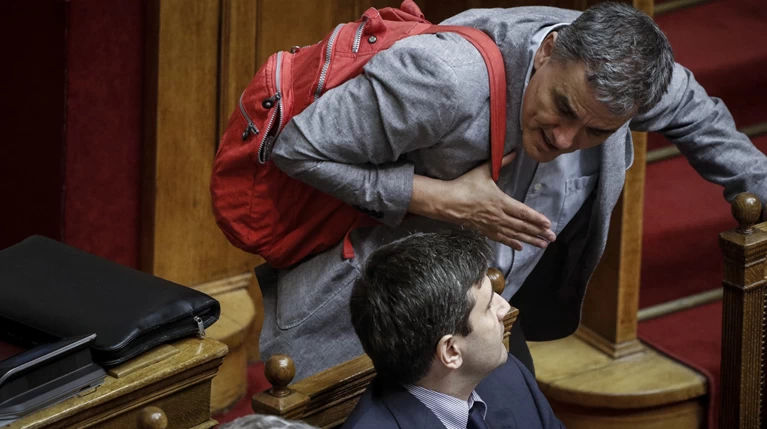 O Xουλιαράκης, το παράδειγμα της Μέρκελ & το «good luck» Τσακαλώτου στο ΚΚΕ
