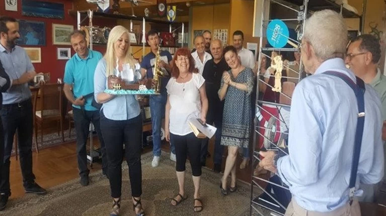 Με τούρτα-πειρατικό καράβι & σαξόφωνο γιόρτασε τα γενέθλια του ο Μπουτάρης