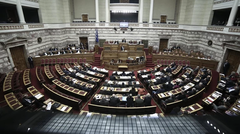 Πρώτος γύρος στη Βουλή με το βλέμμα... στην πρόταση μομφής