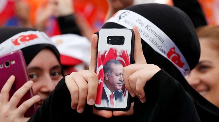 Al Jazeera: Μπορούν οι οικονομικές επιδόσεις να βοηθήσουν τον Ερντογάν;