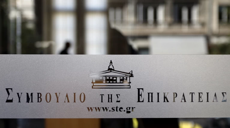 ΣτΕ: Αποζημίωση από το Δημόσιο για 24χρονο που προσέκρουσε σε πινακίδα