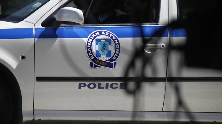 Δύο 20άρηδες ξάφρισαν άκοπα διαμάντια, κοσμήματα & χρήματα από 60χρονη