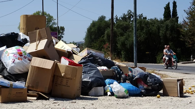 Κέρκυρα: Χιλιάδες τόνοι απορριμμάτων «πνίγουν» το νησί
