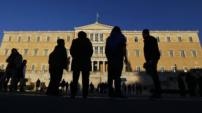 Le Monde: «Χάρη στο κουράγιο των Ελλήνων & του Τσίπρα η Ελλάδα επέζησε»
