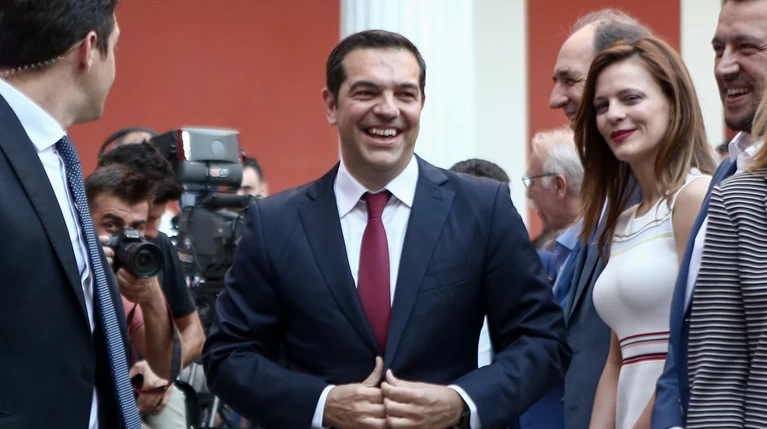 Η κόκκινη γραβάτα του πρωθυπουργού - Φωτογραφίες
