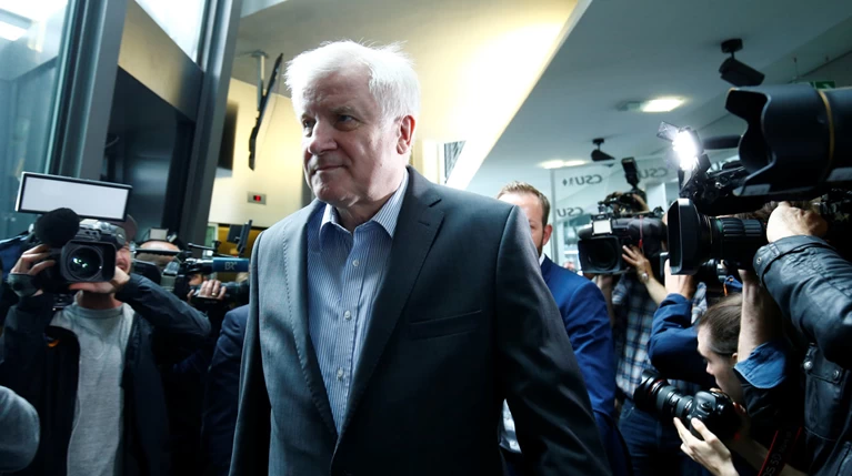 Χορστ Ζέεχοφερ: Ο εταίρος που έγινε ο εφιάλτης της Μέρκελ