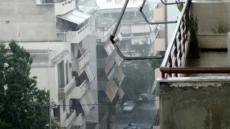 Σποραδικές καταιγίδες και μικρή πτώση της θερμοκρασίας την Κυριακή