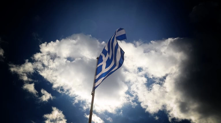 Bloomberg: Η Ελλάδα επανήλθε στο προσκήνιο μετά την αναβάθμιση από τον S&P