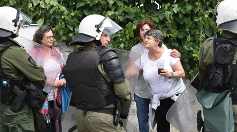 Κέρκυρα: Συμπλοκές κατοίκων - ΜΑΤ στη Λευκίμμη, 2 τραυματίες