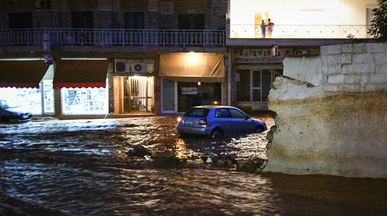 Μάνδρα:Εφιαλτική νύχτα-Πλημμύρισαν δρόμοι, διακοπή κυκλοφορίας