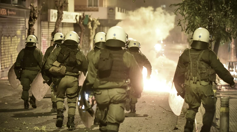 Στοιχεία: 97 επιθέσεις κατά ΜΑΤ στα Εξάρχεια μέσα σε 5 μήνες