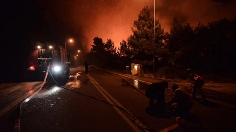 Κρήτη: Συνεχίζεται η μάχη των πυροσβεστών στα πύρινα μέτωπα