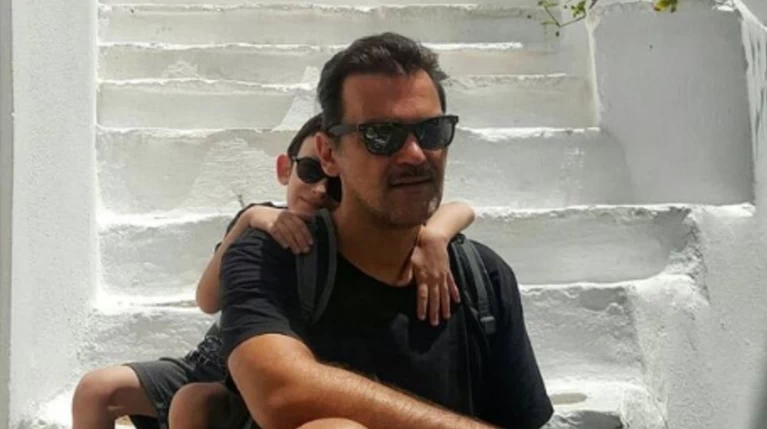 Ο Κωνσταντίνος Καζάκος σε σπάνιες φωτογραφίες με τον γιο του