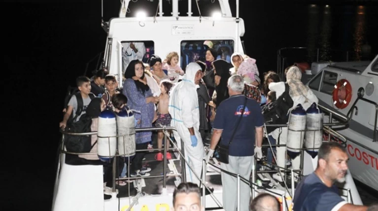 Εν αναμονή πολιτικής λύσης οι 442 μετανάστες σε δυο στρατιωτικά πλοία