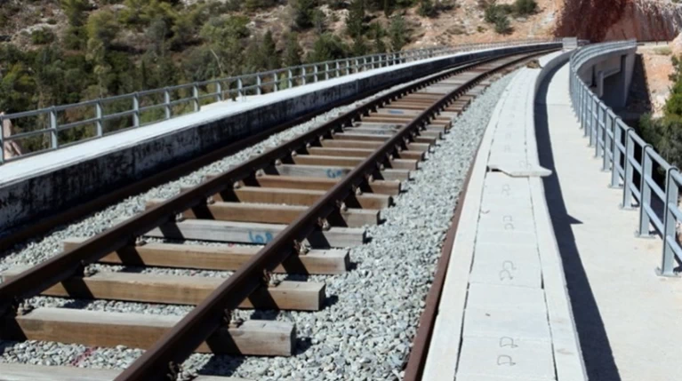 Παράσυρση πεζού από επιβατική αμαξοστοιχία στη Μενεμένη