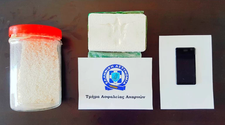 Εκρυβε ένα κιλό κοκαΐνη σε βάζο κάτω από την αυλή της -φωτό