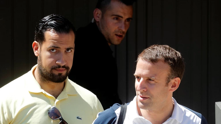 Παρατείνεται η κράτηση του σωματοφύλακα του Μακρόν