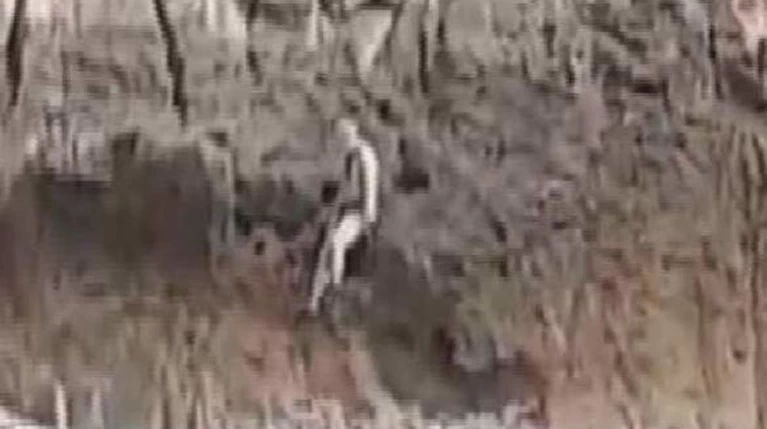 Συγκλονιστικές εικόνες από τη διάσωση ψαροντουφεκά που εγκλωβίστηκε