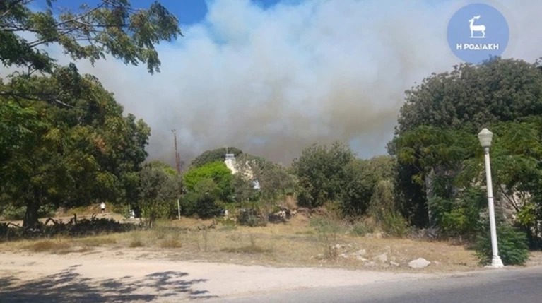 Συναγερμός στη Ρόδο: Φωτιά κοντά στο Αρχαίο Στάδιο