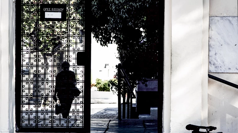 Γυναίκα έβαλε τέλος στη ζωή της μέσα σε νεκροταφείο