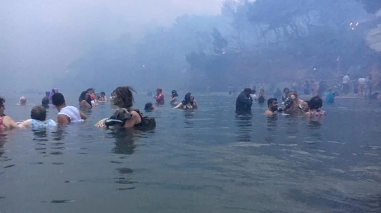 Η τραγωδία στο Μάτι σε νέες εικόνες και βίντεο: Αγκαλιά μέσα στη θάλασσα