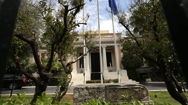 Για τυμβωρυχία στην πλάτη των θυμάτων μιλά τώρα το Μαξίμου