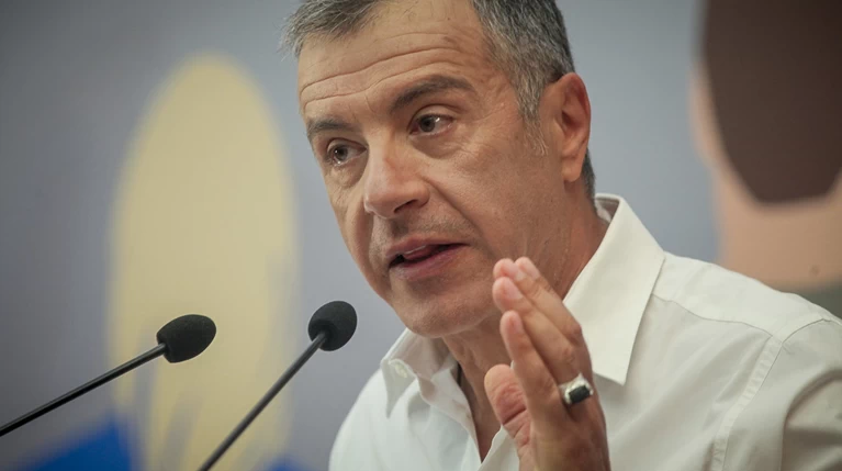 Θεοδωράκης: Να φύγουν οι εμπλεκόμενοι υπουργοί, γραμματείς, αρχηγοι