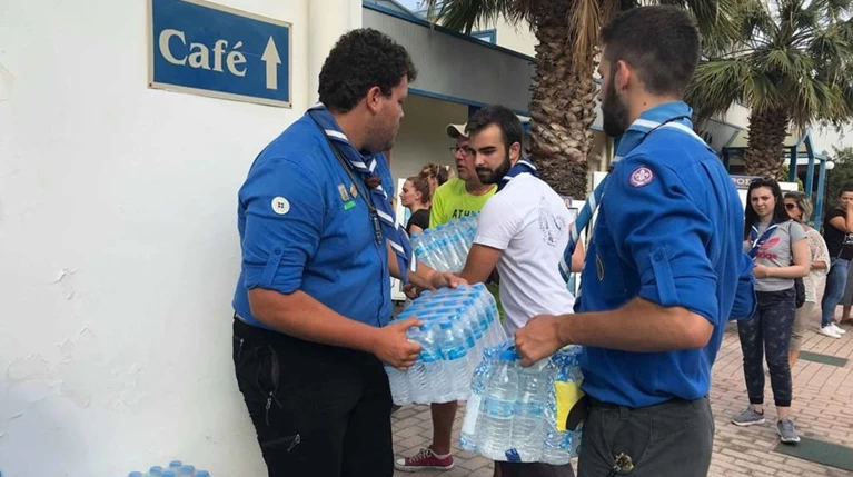 Οι Πρόσκοποι δίπλα τους πυρόπληκτους