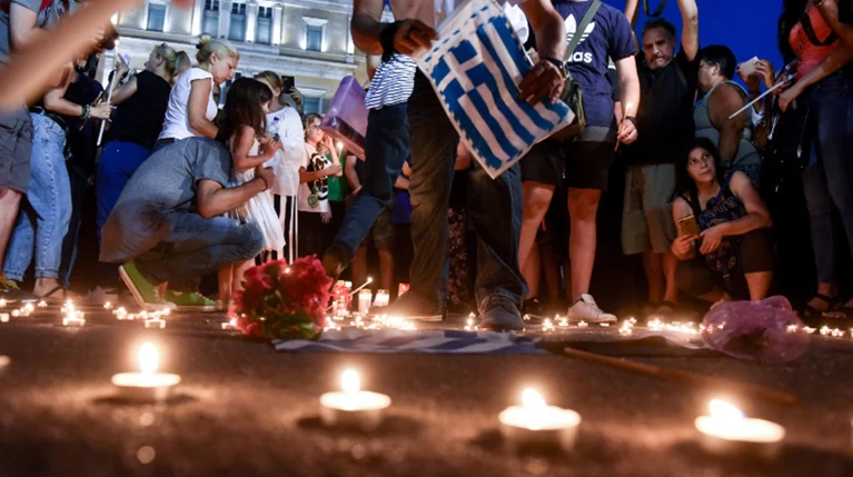 Πλήθος κόσμου στο Σύνταγμα για τους νεκρούς στο Μάτι -φωτό