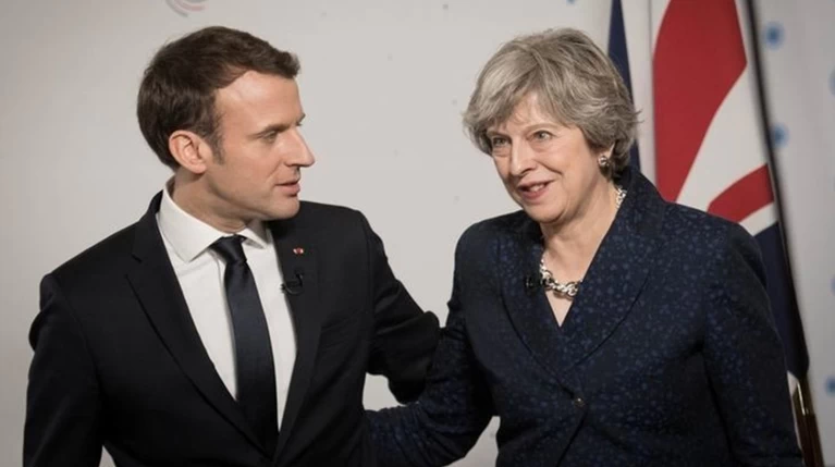 Καλοκαιρινό ραντεβού Μακρόν - Μέι για το Brexit