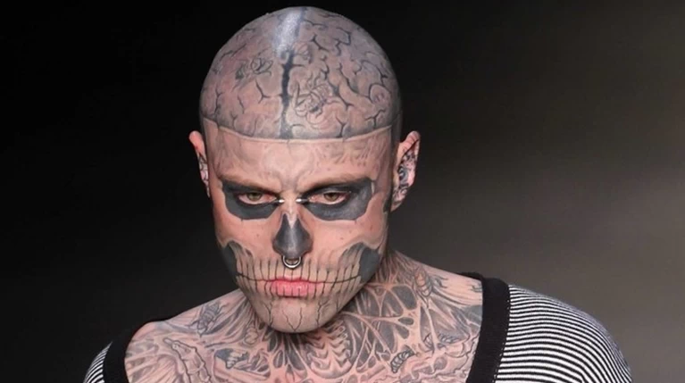 Zombie boy: H σύντομη ιστορία του μοντέλου με τα τατουάζ