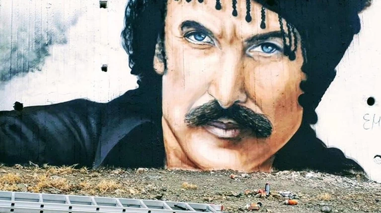 Γκραφίτι του Ξυλούρη καλοσωρίζει τους επισκέπτες των Ανωγείων
