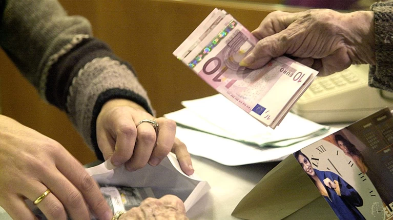 Συντάξεις: Σχέδια επί χάρτου από το Μαξίμου για αποφυγή των περικοπών
