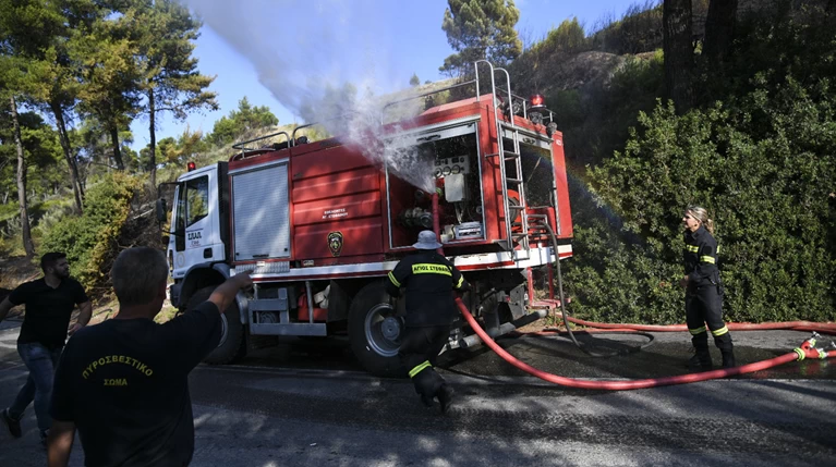 Παραμένουν στον Αγιο Στέφανο οι δυνάμεις της Πυροσβεστικής - Εικόνες