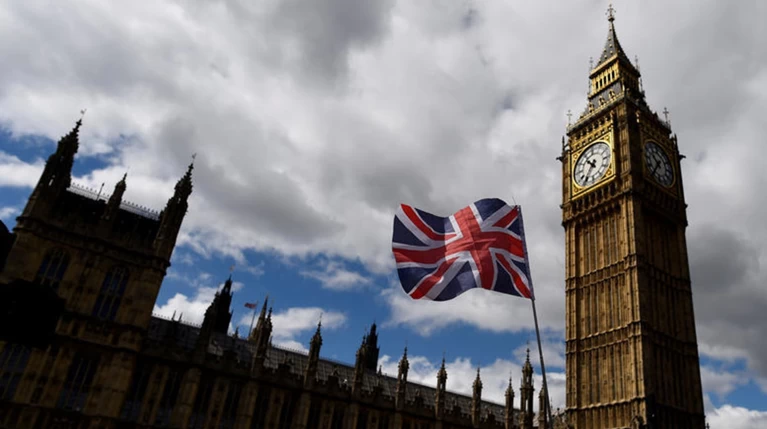 Fitch: Αυξημένη την πιθανότητα «σκληρού» Brexit χωρίς συμφωνία