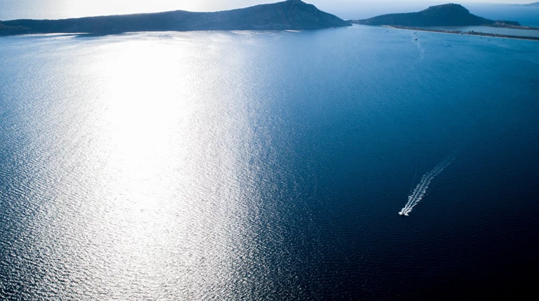Στο Γαύριο οι 46 επιβάτες του καταμαράν ANDROS JET που προσάραξε σε αβαθή