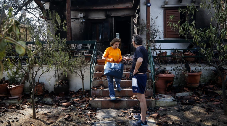 Πορεία πυρόπληκτων σε Βουλή και Περιφέρεια Αττικής