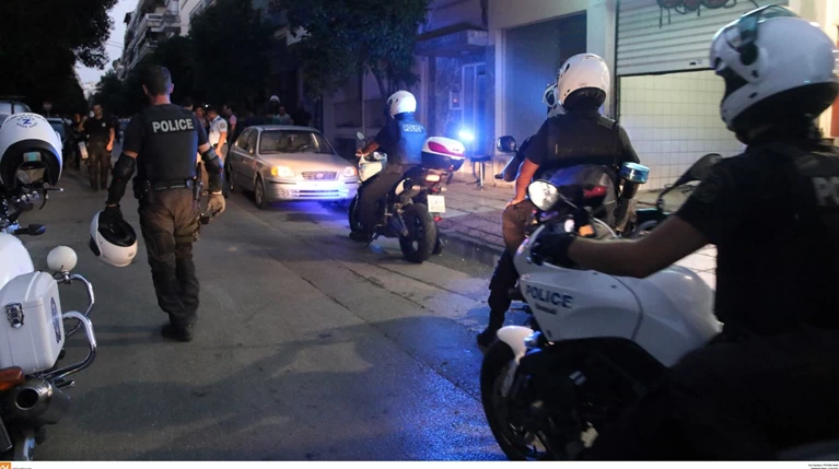 53χρονη και ανήλικος κρατούσαν φυλακισμένους αλλοδαπούς