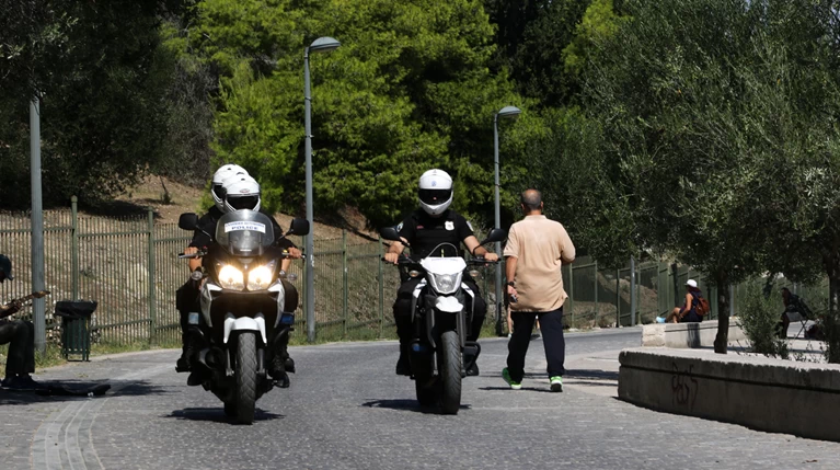Ληστεία στου Φιλοπάππου: Βουτιά θανάτου για το κινητό