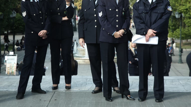 Αναδρομικά σε 250.000 ένστολους - Πότε θα δοθούν