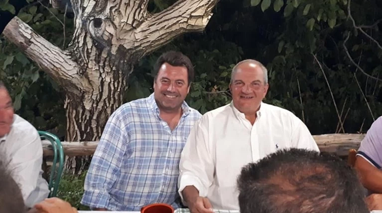 Καραμανλής: Μαυρισμένος, με τη Νατάσα, σε ταβέρνα της Λευκάδας