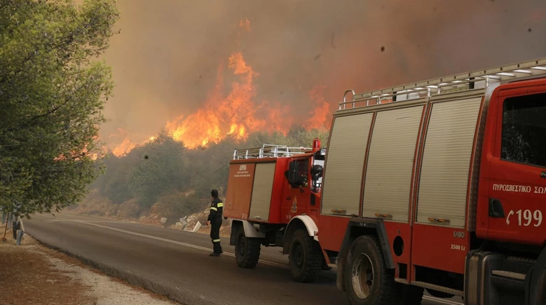 Σε εξέλιξη μεγάλη φωτιά στην Κέρκυρα