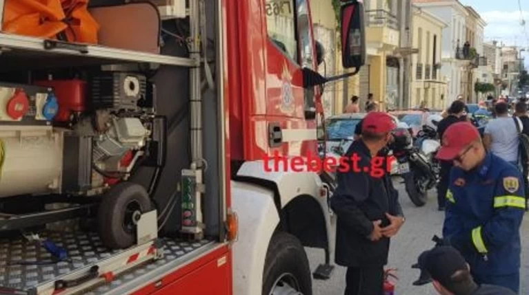Άνδρας απειλεί να αυτοπυρποληθεί στο κέντρο της Πάτρας