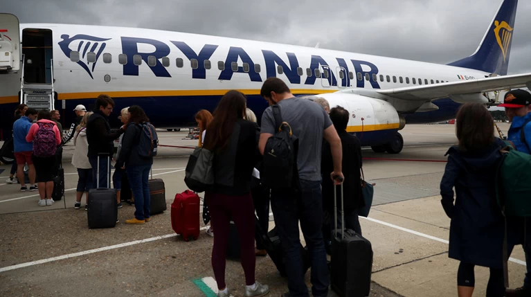 Ryanair: Tέλος η δωρεάν χειραποσκευή-πόσο θα χρεώνεται