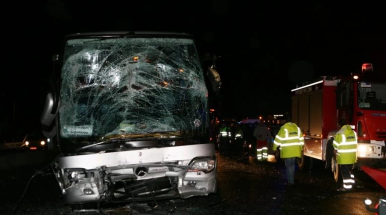 Θεσσαλονίκη: Σύγκρουση ΙΧ με τουριστικό λεωφορείο-απεγκλωβίστηκαν 50 άτομα