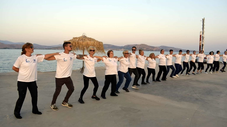 Χασαποσέρβικο για Γκίνες στην παραλία της Νέας Κίου