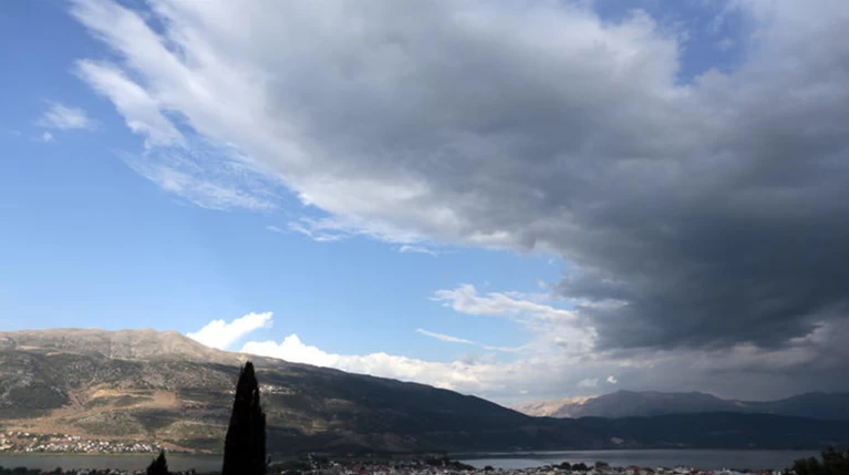 Νεφώσεις με πιθανότητα τοπικών βροχών στα ηπειρωτικά